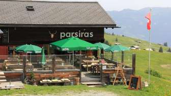 Das Berggasthaus Parsiras im Sommer