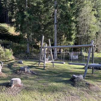 Kleiner Kletterpark bei der Feuerstelle Zipfa Splügen