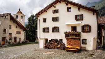 Hinterrhein Dorf mit der reformierten Kirche