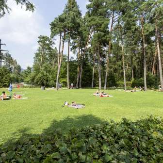 Die Liegewiese in der Badi Thusis