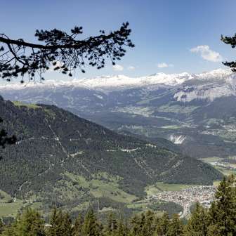 Aussicht auf Rhäzüns und den Flimserstein vom Aussichtspunkt Thusisblick bei Feldis