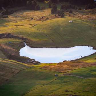 Sonnenaufgang beim Libi-See am Schamserberg vom Piz Beverin