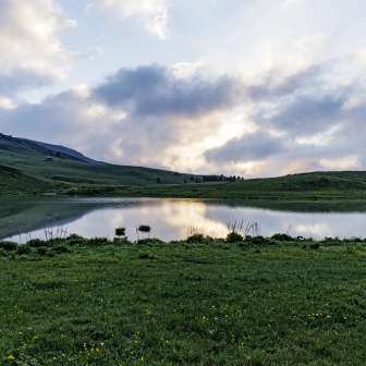 Sonnenaufgang beim Libi-See am Schamserberg
