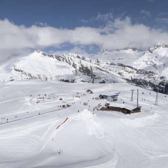 Das Restaurant Tanatzhöhi befindet sich direkt bei Bergstation im Skigebiet Splügen-Tambo