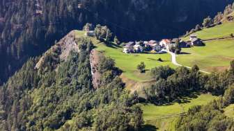 Casti mit der reformierten Kirche im Sommer