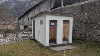 Toilette beim Spielplatz Andeer