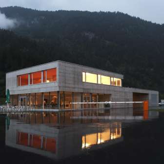 Das Hauptgebäude vom Fahrsicherheitszentrum DrivingGraubünden in Cazis